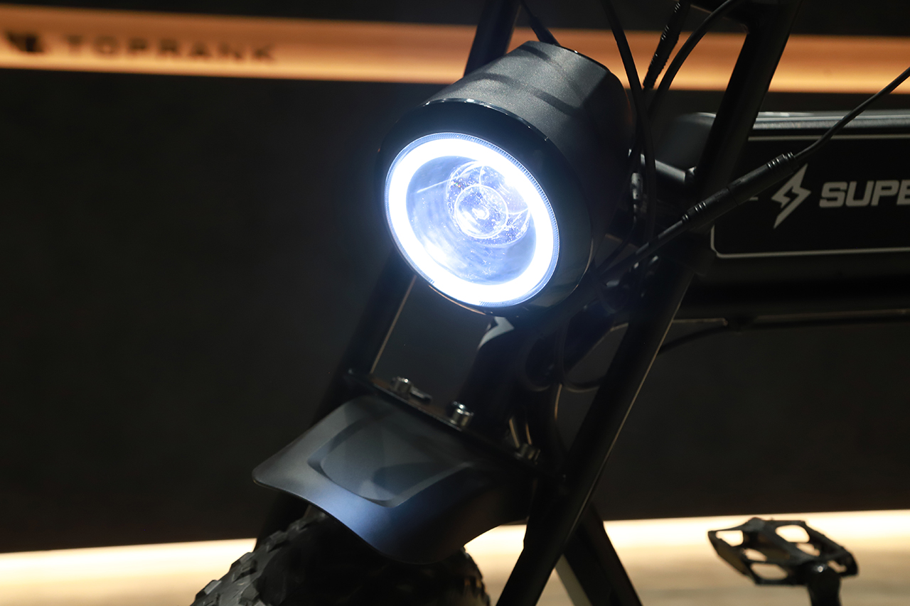 電動アシスト自転車(E-Bike) SUPER73 暗闇でライトを点灯