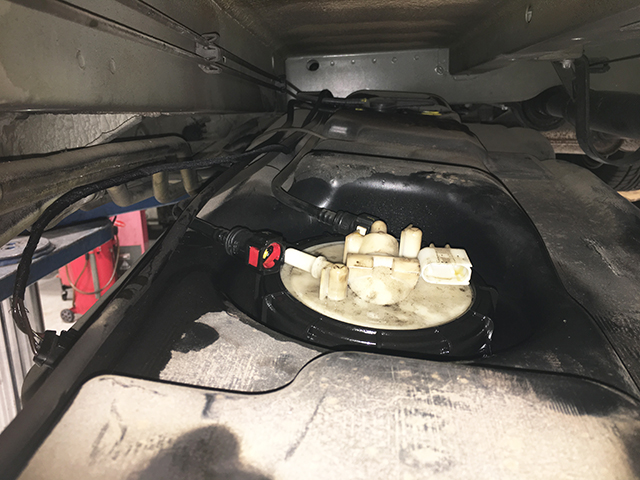メルセデスベンツ・Vクラス 燃料ポンプ交換   トップランク