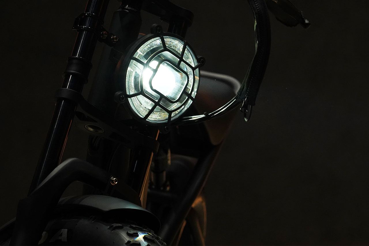 電動アシスト自転車(E-Bike) ARCHON (アルコン) 暗闇のテールライト