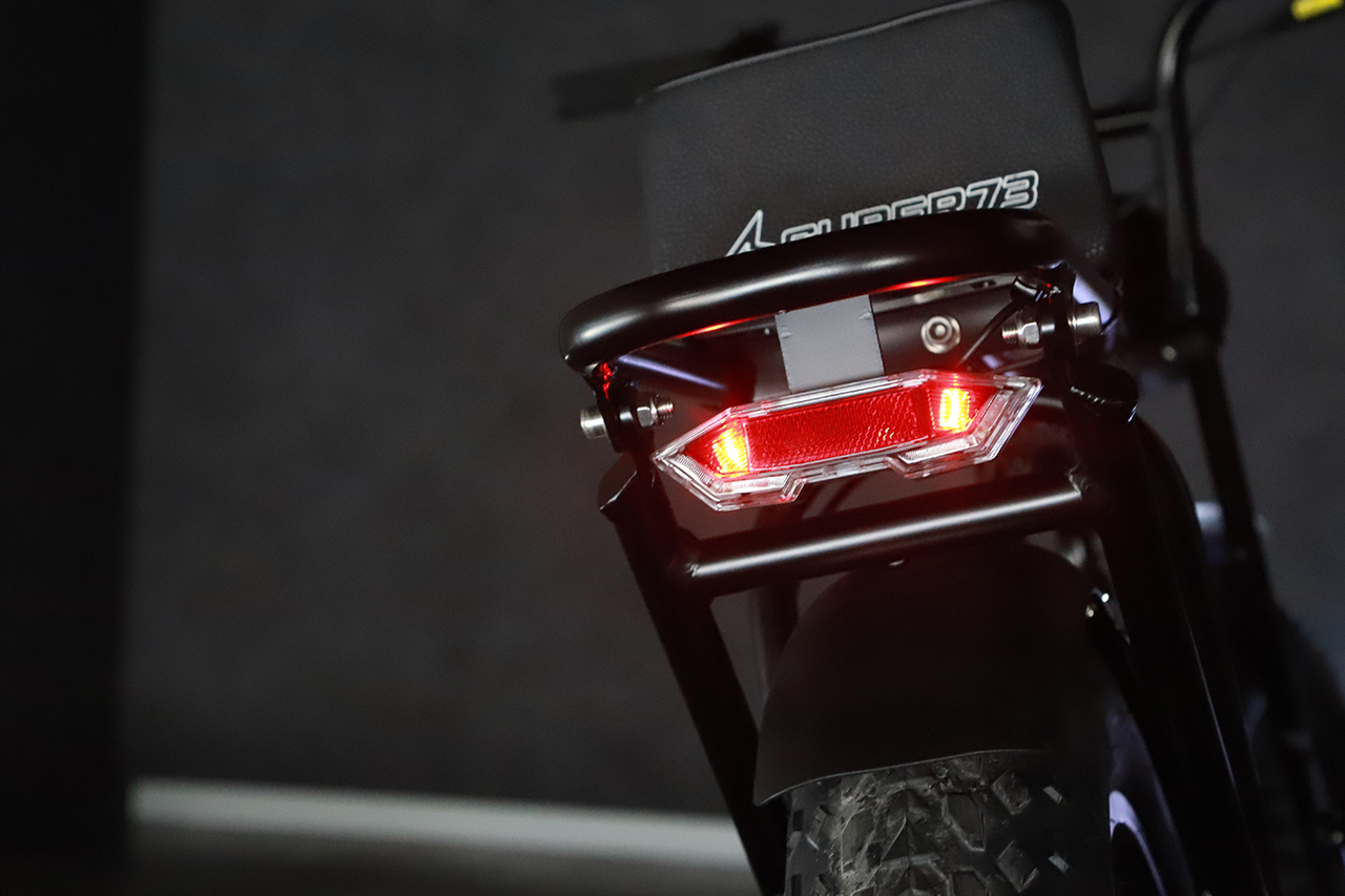 電動アシスト自転車(E-Bike) SUPER73 点灯したテールランプ
