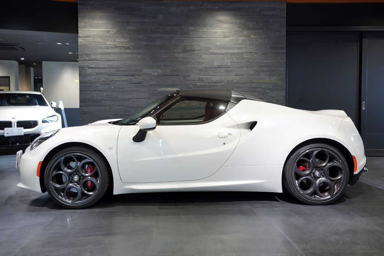 アルファ ロメオ 4C スパイダー|刺激的なミッドシップオープンスポーツカーは希少な存在 | トップランク・マガジン|納得が導く、最高の選択を