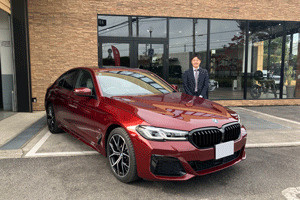 22y BMW 523i Mスポーツ アヴェンチュリンレッド
