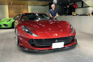 19y フェラーリ 812スーパーファスト ロッソ・フィオラノ