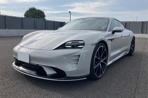 22y タイカンGTS スポーツクロノPKG クレヨン