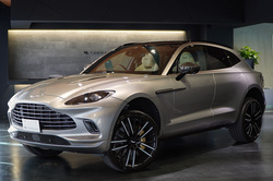 2023 アストンマーティン DBX V8