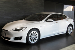 2016 テスラ モデルS 75D