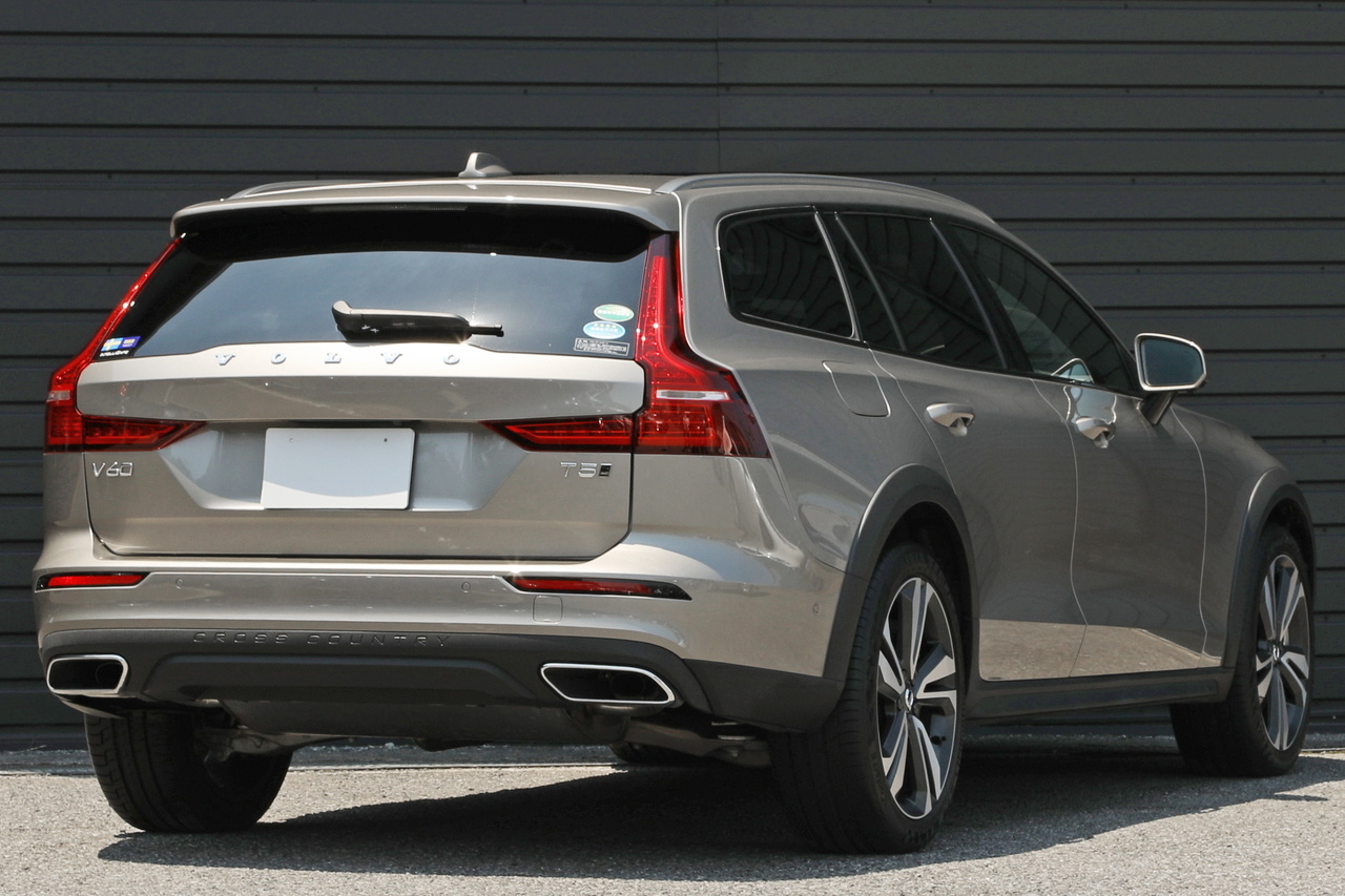 ご成約ありがとうございました】 VOLVO V40 D4 SE ｸﾘｽﾀﾙﾎﾜｲﾄﾊﾟｰﾙ