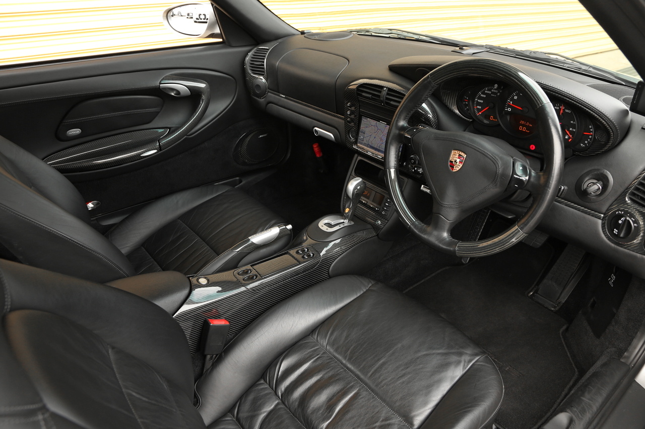 ティプトロニック トランスミッション RHD を装備したポルシェ 964 ...
