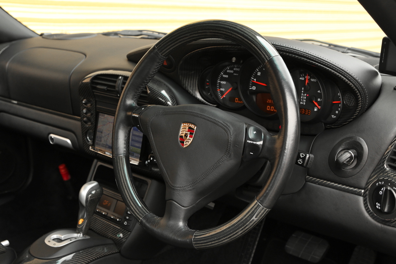 ティプトロニック トランスミッション RHD を装備したポルシェ 964 ...