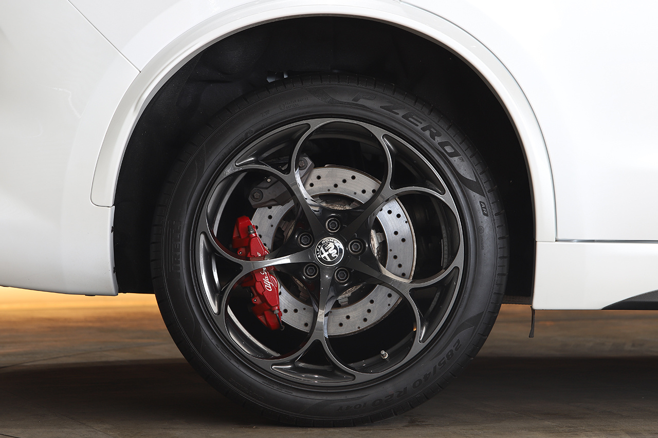 専用(1.30まで) クアドリフォリオ 94929 ステルヴィオ（アルファロメオ